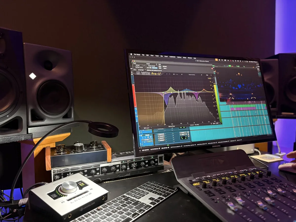 Néstor Randazzo's studio: Pro Tools, FabFilter Pro-Q3, monitors and an S1 control surface
