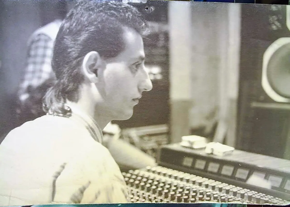 A young Néstor Randazzo working at a mixing console in 1985